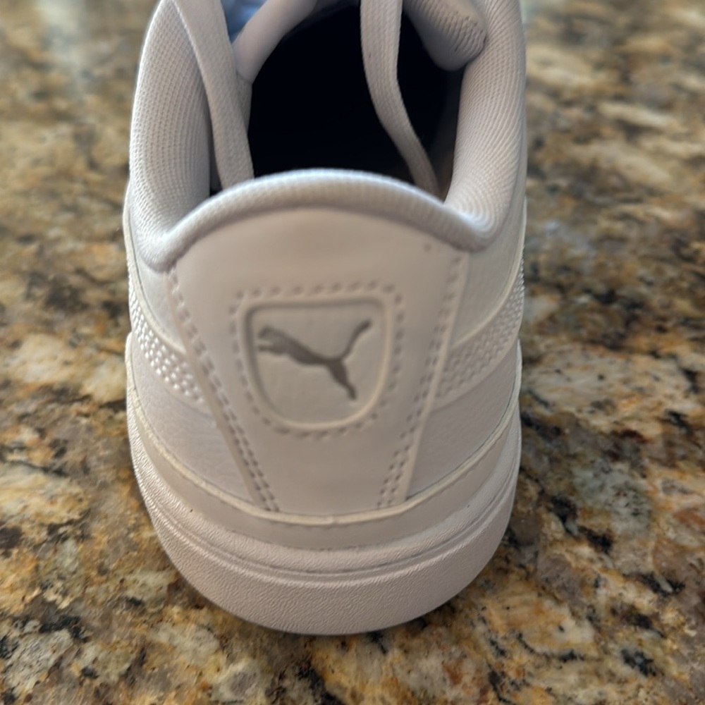 Women’s Puma Vikki V Leather Sneaker.   White, Size 8 Worn 5x - Picture 4 of 6